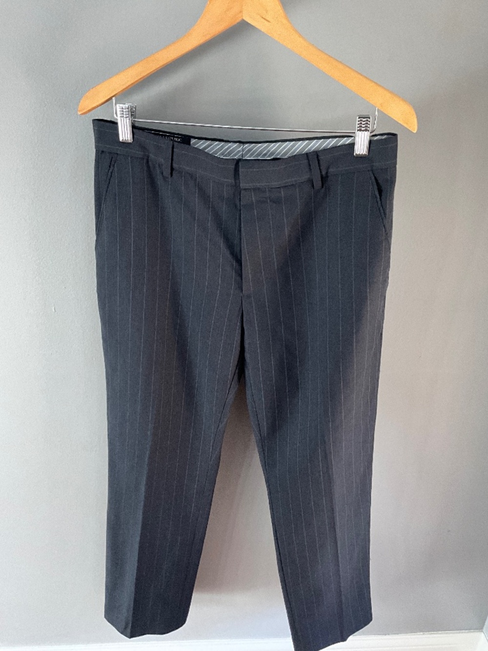 Banana Republic very dark gray pinstripe pants 32/30
